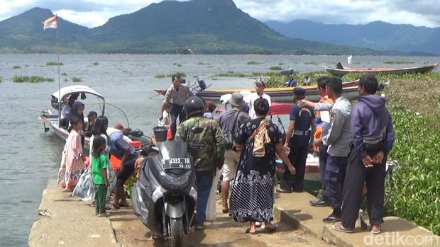 Warga berondong-bondong untuk mengambil ikan di Waduk Jatiluhur.