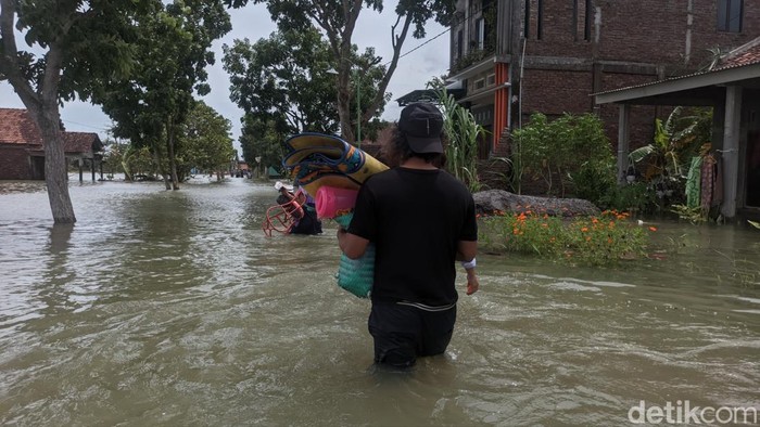 Warga Desa Prampelan, Demak, mengungsi lantaran banjir, Senin (2/1/2023).