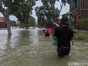Banjir Belum Surut, Warga Prampelan Demak Masih Bertahan di Pengungsian