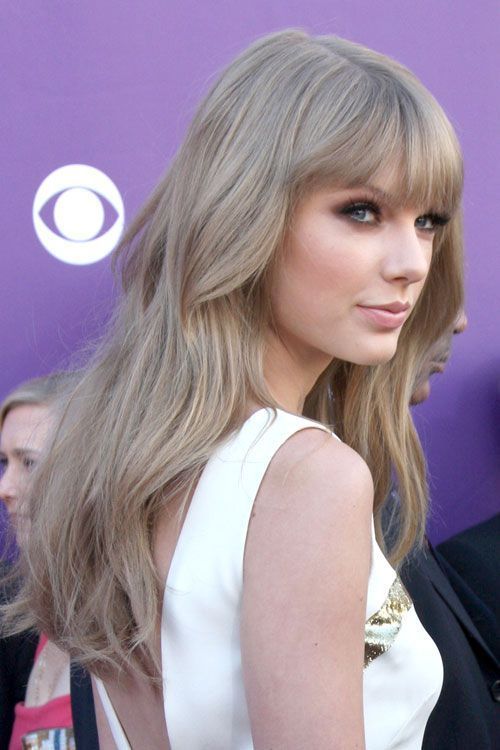 Rambut ash blonde.