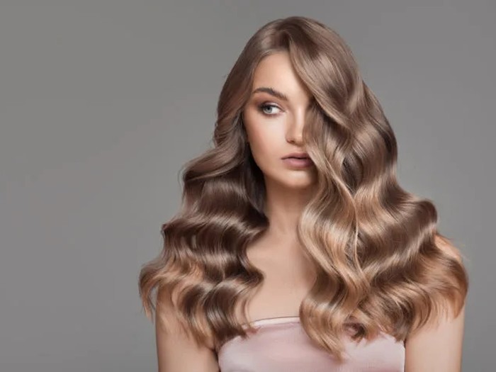 Warna Rambut Rambut dark taupe blonde.