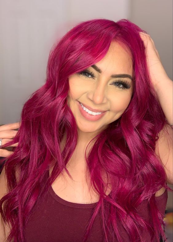 Rambut magenta.