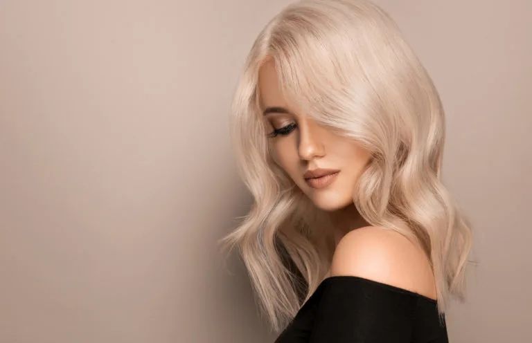 Rambut pale champagne blonde.