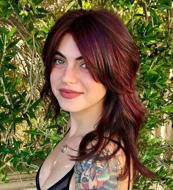 Rambut dark red.