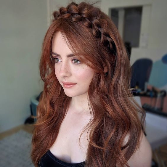 Rambut auburn.