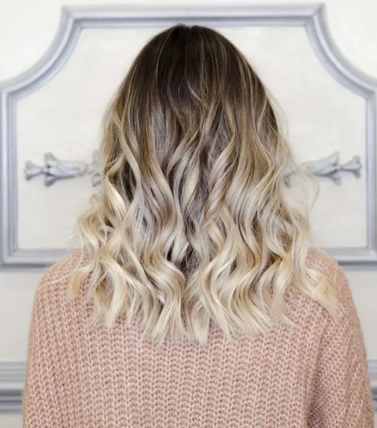 Rambut pale gold dan coklat ombre.