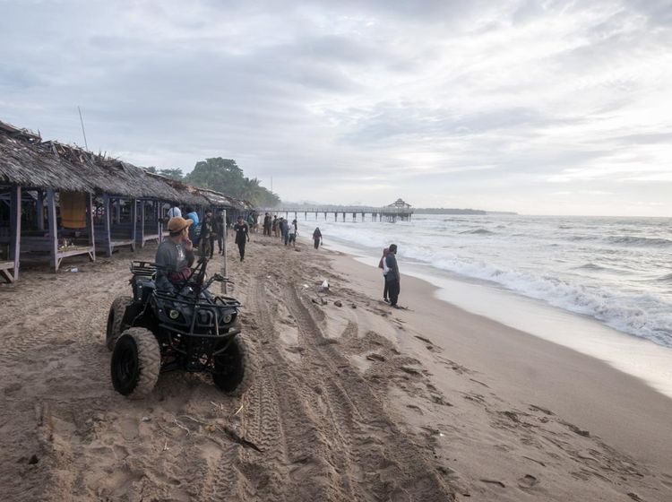 Potret Sepinya Wisata Pantai Anyer Imbas Gelombang Tinggi