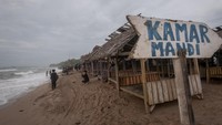 Wisatawan berswafoto di Pantai Anyer, Kabupaten Serang, Banten.