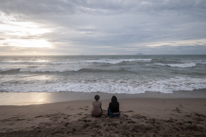 Wisatawan berswafoto di Pantai Anyer, Kabupaten Serang, Banten, Minggu (1/1/2023). Pengelola pantai setempat menuturkan, objek wisata di pesisir pantai tersebut pada libur Tahun Baru 2023 sepi pengunjung akibat dampak dari gelombang tinggi yang terjadi sejak beberapa hari terakhir di perairan Selat Sunda.
