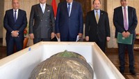 Dari kiri ke kanan: Kepala Dewan Tertinggi Kepurbakalaan Mesir Mostafa Waziri, Menteri Pariwisata dan Kepurbakalaan Mesir Ahmed Issa, Menlu Mesir Sameh Shoukry, kepala perwakilan Kedubes AS di Mesir Daniel Rubinstein dan stafnya saat upacara penyerahan Sarkofagus Hijau. (Foto: AFP via Getty Images/)