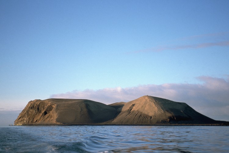 3 Tempat di Bumi yang Hampir Mustahil Dikunjungi Surtsey Island is a volcanic island that emerged from the Atlantic Ocean following volcanic eruptions in 1963. Westman Islands, Iceland. | Location: Surtsey, Iceland. (Photo by Nik Wheeler/Corbis via Getty Images)