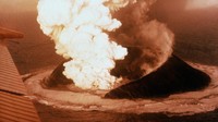 Selanjutnya adalah Pulau Surtsey di lepas pantai selatan Islandia. Pulau ini terbentuk dari letusan gunung berapi yang terjadi antara tahun 1963 dan 1967. (Corbis/Getty Images)  
