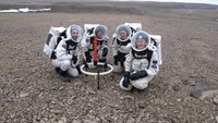 Hanyalah sekelompok orang berbaju astronot dari NASA yang mendatangi tanah itu, dikarenakan kondisinya yang mirip planet merah. (Dok. Creative Commons)  