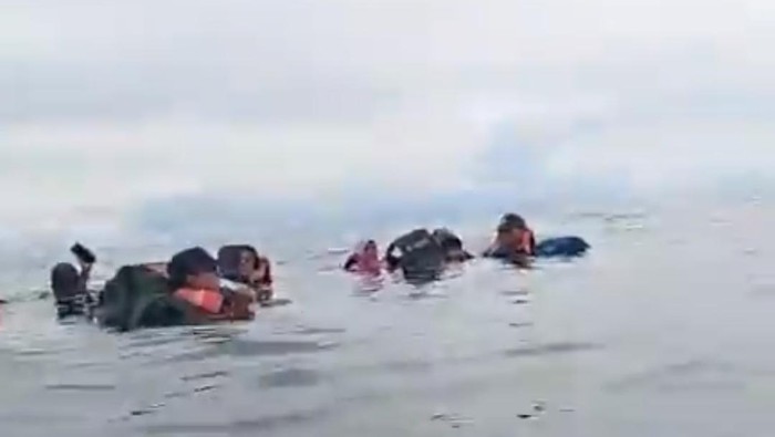 34 wisatawan di Berau terombang-ambing gegara speedboad yang mereka tumpangi tenggelam.