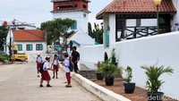 Trotoar itu juga membuat aktivitas wisata jalan kaki lebih menarik sejak Menara Pandang Syah Bandar di bagian depan hingga ke bagian belakang museum.
