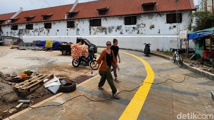 Penataan trotoar yang mengelilingi Museum Bahari, Jakarta Utara, hampir selesai dilakukan. Begini hasilnya.