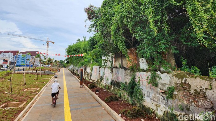 Penataan trotoar yang mengelilingi Museum Bahari, Jakarta Utara, hampir selesai dilakukan. Begini hasilnya.