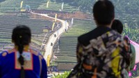 Warga Desa Suku Hmong yang menggemari kegiatan itu pada awal Januari, memenuhi tepi lintasan sirkuit yang sudah disiapkan.