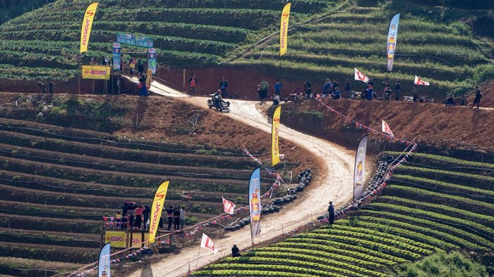 CHIANG MAI, THAILAND - 2022/12/26: Hmong hill tribe men race wooden carts (known as Formula Hmong) during traditional Hmong New Year celebrations. In December or January, the Hmong celebrate their new year, called Noj Peb Caug (pronounced Nor Pe Chao). A larger public celebration takes place at an outdoor venue, There are many activities during this event, such as top-spinning games, arrow shooting contests, singing and dancing, and courtship games. Young men and women wear colorful interpretations of traditional clothing, in the hopes of attracting a life partner. Visitors are welcome to attend and can partake in photo booths with traditional clothes, play games, and watch local performances. Nowadays, traditional clothing is worn only on special occasions like wedding ceremonies and the New Year. (Photo by Pongmanat Tasiri/SOPA Images/LightRocket via Getty Images)