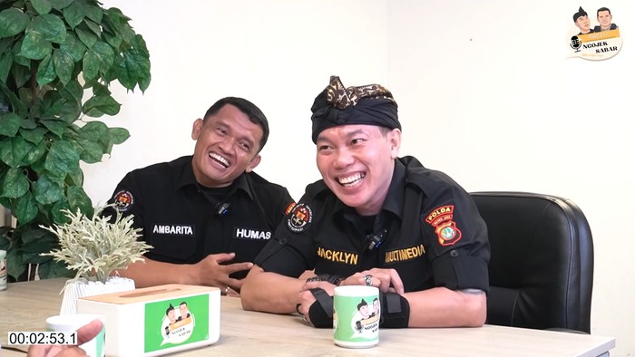 Aipda MP Ambarita dan Aiptu Zakaria (Jacklyn Choppers) akan kembali tugas ke satuan tugas asal setelah 1,5 tahun bertapa di Bidhumas Polda Metro Jaya. (YouTube Humas Polda Metro Jaya)