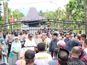 Warga Lengkong Banjarnegara Tagih Pemberhentian Kades yang Dituding Zina