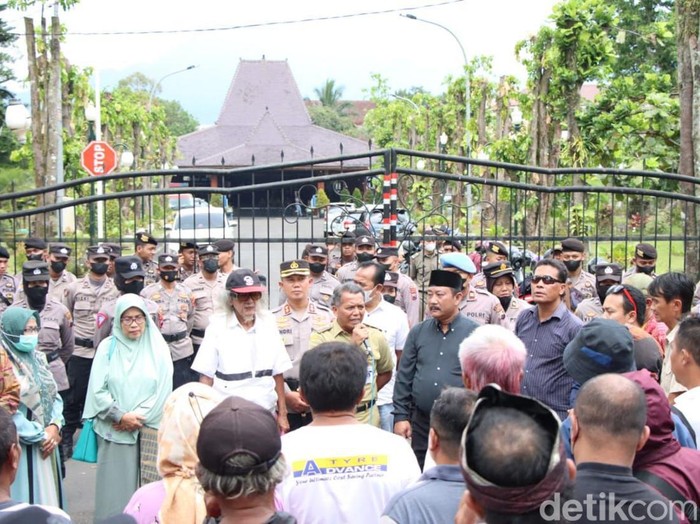 Aksi warga Desa Lengkong saat mendatangi rumah dinas Bupati Banjarnegara, Selasa (3/1/2022).