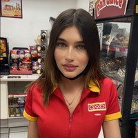 Wanita asal Meksiko tersebut mulai jadi perbincangan ketika membuat berbagai konten TikTok di tempat kerjanya di minimarket Oxxo. Selain cantik, penampilannya mencuri perhatian netizen karena mengenakan seragam minimarket yang khas.Foto: Instagram/TikTok Alejandra Silva