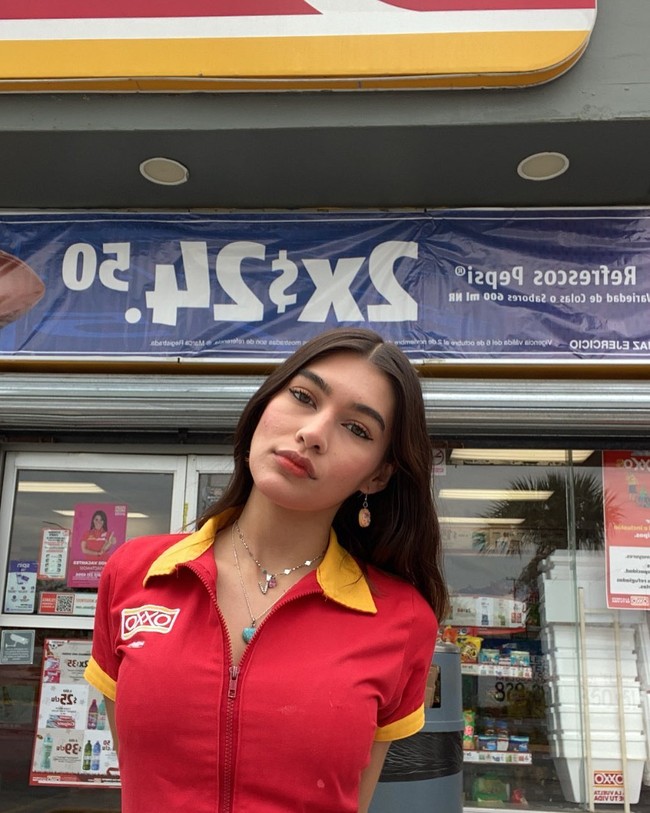 Tak sedikit orang yang menyamakan penampilan Alejandra dengan artis-artis internasional. Ia pun disebut memiliki perpaduan wajah Dua Lipa dan Hailey Bieber. Foto: Instagram/TikTok Alejandra Silva