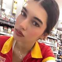 Seorang wanita bernama Alejandra Silva jadi viral karena kecantikannya ketika membagikan kesehariannya sebagai kasir di TikTok. Karena penampilan menawannya, follower Alejandra langsung melonjak. Foto: Instagram/TikTok Alejandra Silva