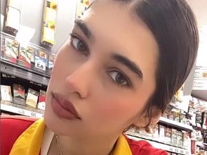 8 Foto Kasir Minimarket yang Viral, Disebut Mirip Dua Lipa & Hailey Bieber