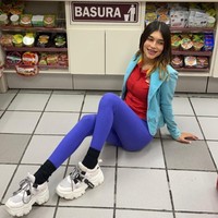 Penampilan Alejandra sebagai kasir memang mencuri perhatian. Dalam berbagai video, ia tampak mengenakan makeup dan memadukan seragam dengan stylish. Tak jarang ia tampil dengan makeup mencolok, seperti lipstik merah dan eyeshadow kehijauan. Foto: Instagram/TikTok Alejandra Silva