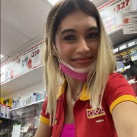 Dua Lipa bekerja di Oxxo, Kamu mirip Hailey Bieber dengan makeup dan gaya rambut seperti itu, Aku dengar di bumi kita punya empat kembaran di dunia dan aku mulai mempercayainya, tulis netizen. Foto: Instagram/TikTok Alejandra Silva