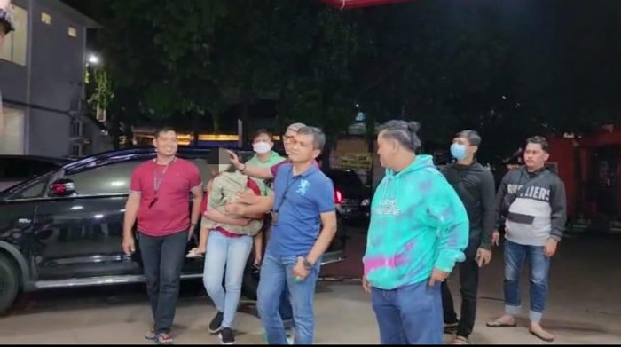 Anak perempuan korban penculikan di Jakpus diselamatkan. Polisi mengecek kesehatan korban di RS Polri Kramat Jati, Jaktim, Selasa (3/1/2023) dini hari.