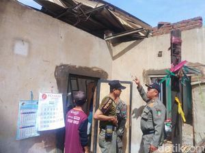 Atap Rumah Ambruk Terhempas Angin Kencang Timpa Nenek di Banyuwangi