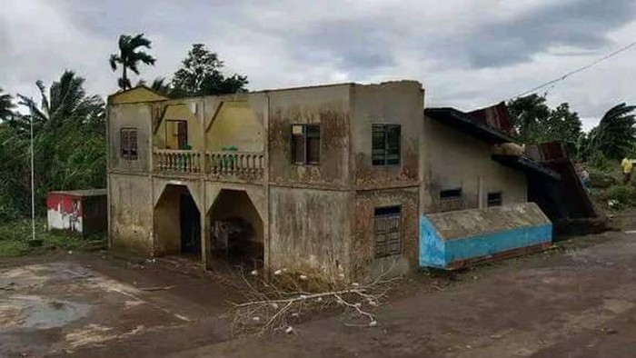Atap kantor Desa Kokotobo, Kecamatan Adonara Tengah, Kabupaten Flores Timur, Nusa Tenggara Timur, rusak diterjang angin.
