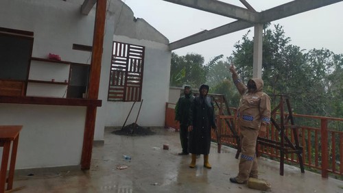 Atap rumah makan di Desa Wanagiri, Kecamatan Sukasada, Kabupaten Buleleng, Bali diterjang angin kencang, Senin (2/1/2023). (Foto: Istimewa)