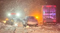 Kendaraan terdampar di sepanjang Interstate 80 di garis Negara Bagian Nevada dan Colfax, California. Ada lusinan kendaraan yang terjebak di jalan bebas hambatan dan jalan kabupaten saat badai membawa hujan lebat dan salju. Sebuah fenomena cuaca yang dikenal sebagai sungai atmosfer membuang curah hujan hingga 5 inci (12,70 sentimeter) di wilayah Sacramento dan hingga satu kaki (30,48 sentimeter) salju di pegunungan menurut Layanan Cuaca Nasional. AP/California Highway Patrol Truckee