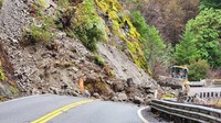 Alat berat memindahkan longsoran batu di State Route 299, di Trinity County, antara Burnt Ranch dan Hawkins Bar di Burnt Ranch, California. Longsor batu dan lumpur menutup jalan raya di California saat hujan lebat memicu serangkaian badai. Badai sungai di atmosfer mulai menyapu bagian utara negara bagian itu sejak Jumat (29/12). AP/Micah Crockett
