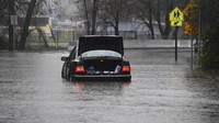 Sebuah mobil terjebak usai mencoba menerobos banjir di Astrid Drive di Pleasant Hill, California. AP/Jose Carlos Fajardo  