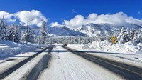 Jalan raya Sierra kembali dibuka tetapi kontrol rantai tetap berlaku saat kru membersihkan di South Lake Tahoe, California. AP/Caltrans District 3