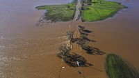 Tiga kendaraan terendam di Dillard Road sebelah barat Highway 99 di selatan Sacramento County di Wilton, California, setelah hujan lebat pada malam tahun baru yang menyebabkan tanggul jebol, Minggu (1/1/2023). AP/Hector Amezcua  
