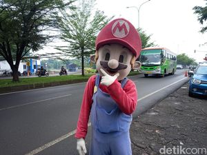 Kisah Badut Mario Bros, Sang Penghibur Pengendara di Lampu Merah Subang