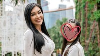 Netizen memuji Denada sebagai super mom karena tak pernah putus asa dalam menemani anaknya yang sakit. Ia rela mengorbankan semua yang dimiliki demi biaya pengobatan sang putri yang membengkak.