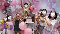 Denada amat bersyukur masih bisa mengabulkan permintaan pesta ulang tahun impian Aisha. Ia menyiapkan semuanya, termasuk dekorasi hingga kue tart cantik berwarna pink.