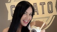Liburan ke Bali, mantan istri Jerry Aurum ini tak melewatkan cicip gelato favorit. Ia mampir ke Sunnys Gelato Bali di Umalas. Wah, pasti menyegarkan ya!