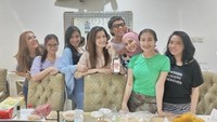 Penyanyi yang jago nari ini berteman dekat dengan artis-artis Indonesia seperti Aming, Asty Ananta, dan Iis Dahlia. Mereka terlihat ngumpul sambil makan bersama.
