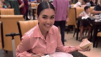 Wah, Denada tak mau melewatkan makan nasi Padang saat di Indonesia. Dia siap melahap aneka lauk Minang yang menggugah selera.