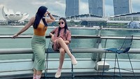Secara berkala, Denada mengabarkan kondisi putrinya melalui Instagram. Banyak netizen juga ikut mendoakan kesehatan anak satu-satunya dari penyanyi 44 tahun tersebut.