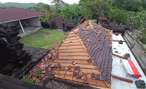 Bangunan bale gong di Pura Dadia Penataran Tangkas Gunung Sari, Desa Antiga, Manggis, Karangasem, Bali, ambruk hingga rata dengan tanah, Selasa (3/1/2023).