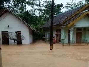Air Kali Meluap, Banjir Rendam 3 Kecamatan di Lebak